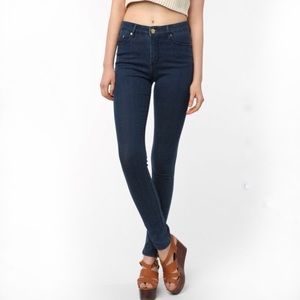 bdg high rise cigarette ankle jeans NWT UO Womens 29x30 Feather Animal Print Perfectly fitted through the waist and hips BDG Reed Mid-Rise Cigarette Jean